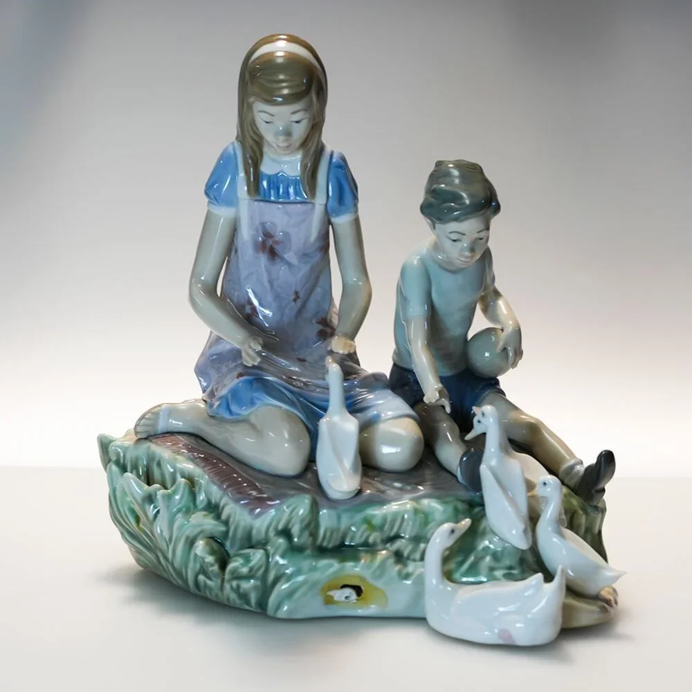 Lladró 5303, Playing with Ducks at Pond - Picture 2 of 7